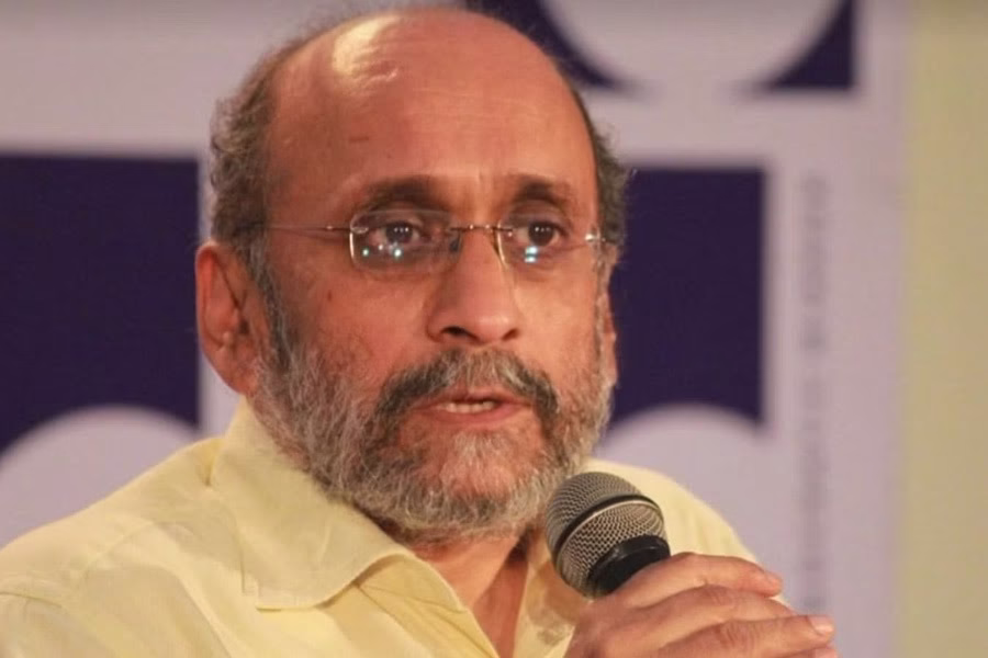 সকাল সাডে ছ’টায় বাড়িতে কড়া নাড়ছে ন’জন পুলিশ। তারপর দিনভর হুজ্জুত। প্রথমেই জানতে চাইব আপনি কেমন আছেন?